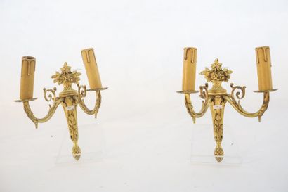 null Paire d'appliques de style Louis XVI à deux bras de lumière, XXe, métal doré,...