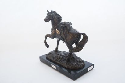 ECOLE FRANCAISE "Cheval harnaché", [19]85, épreuve en bronze patiné sur contresocle...