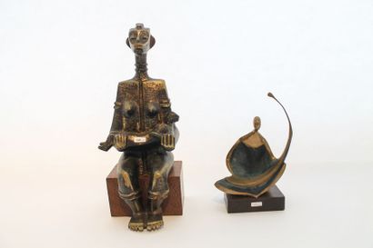 Ecole congolaise "Maternité" et "Figure assise", XXe, deux épreuves en bronze patiné...