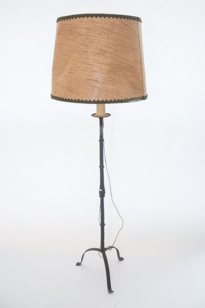 null Pique-cierge tripode en fer forgé monté en lampadaire, h. 172 cm [usures d'...
