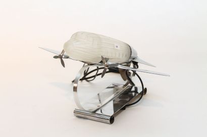 null Lampe de table en forme d'avion, circa 1984, verre givré et métal chromé, marque...