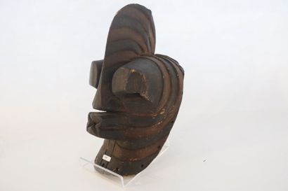 ART TRIBAL Masque à cimier, XXe, bois sculpté et polychromé, h. 38 cm.