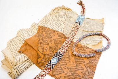 ART TRIBAL Trois textiles Kuba (Congo), XXe, 415x81 cm, 77x40 cm et 73x65 cm env....