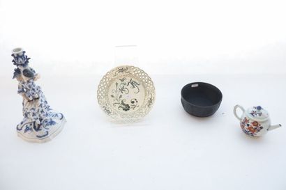 null Lot de porcelaines, quatre pièces :

- CHINE, petite théière à décor Imari,...