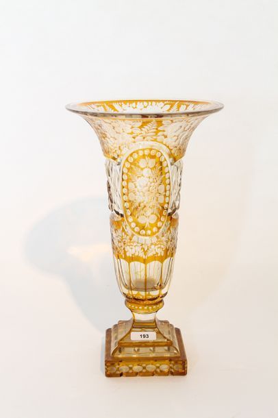 BOHEME Vase à décor floral, début XXe, verre taillé doublé citrine, h. 26 cm [éc...