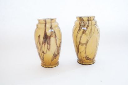 null Paire de vases marmoréens, début XXe, verre, h. 29,5 cm.