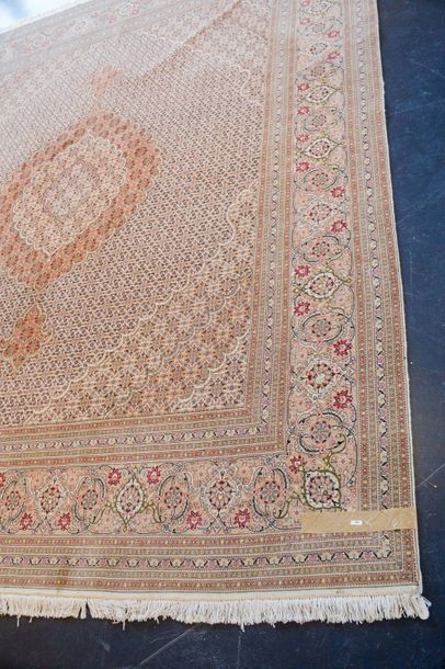 null Grand tapis persan de style Moud à médaillon sur champ ivoire, 315x248 cm e...