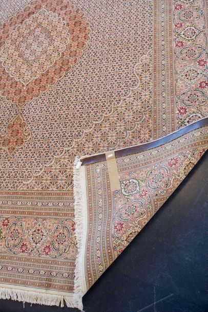 null Grand tapis persan de style Moud à médaillon sur champ ivoire, 315x248 cm e...