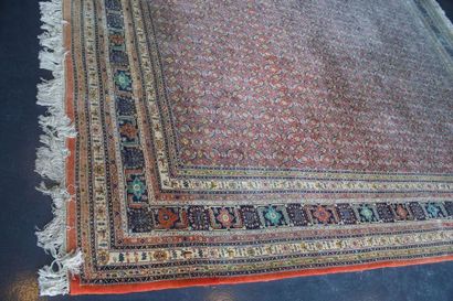 null Grand tapis persan de style Moud à semis de motifs hérati sur champ grenadine,...