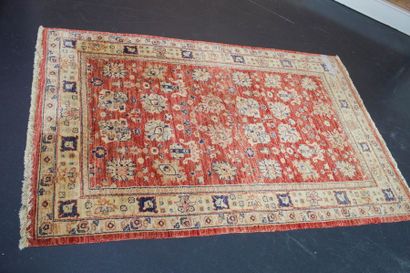 null Tapis persan de style Moud à semis de motifs hérati sur champ brique, 192x122...