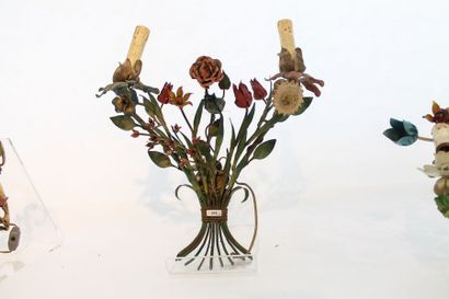 null Trois appliques ornées de fleurs au naturel, XXe, tôle laquée, h. 40 cm, 30...