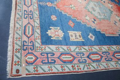 null Grand tapis persan de style Gabbeh à motifs stylisés sur champ saphir, 354x266...
