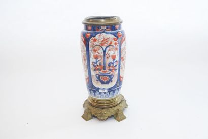 CHINE Vase à décor Imari, dynastie Qing / fin XIXe, porcelaine à monture européenne...