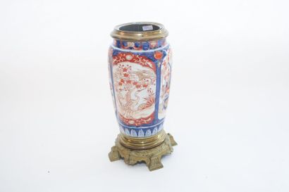 CHINE Vase à décor Imari, dynastie Qing / fin XIXe, porcelaine à monture européenne...