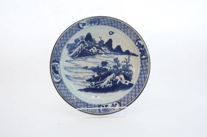 CHINE Plat creux à décor bleu et blanc du lac de l’Ouest, dynastie Qing / XIXe, porcelaine,...