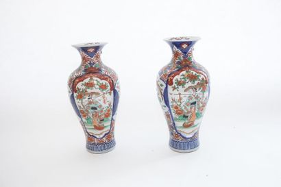 CHINE Paire de grands vases guanyin à décor Imari en miroir d'une pèlerine et de...