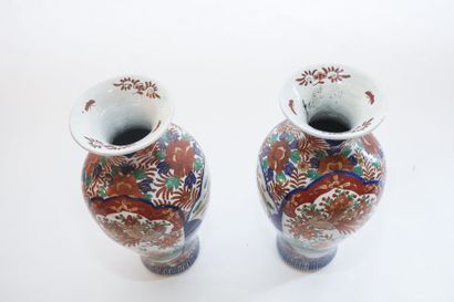 CHINE Paire de grands vases guanyin à décor Imari en miroir d'une pèlerine et de...