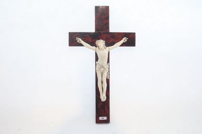 null Crucifix, XIXe, ivoire sculpté et bois, h. 40,5 cm [petits accidents et man...