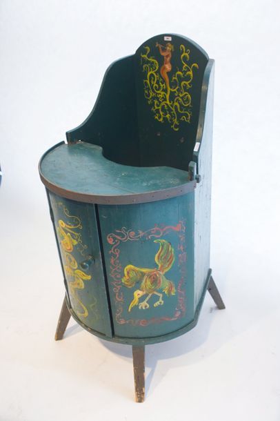 null Chaise d'enfant, XXe, bois laqué, h. 97,5 cm, l. 51 cm [abîmée].