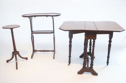 null Trois tables d'appoint (en rognon, à rabats et en sellette), XIX-XXe, bois,...