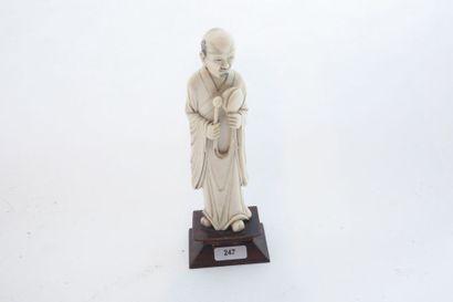 JAPON "Joueur de cloche", début XXe, petit okimono en ivoire sculpté sur socle en...