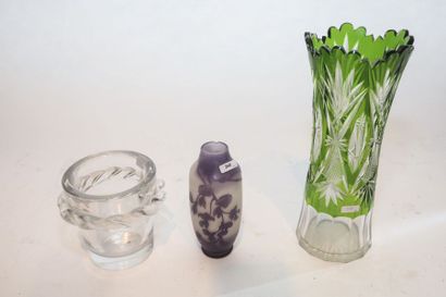 null Trois vases :

- WEIS, petit vase d'époque Art nouveau aux glycines, circa 1900,...