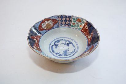 CHINE Jatte chantournée à décor Imari, dynastie Qing / XIXe, porcelaine, d. 28 c...