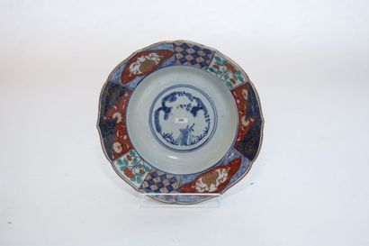 CHINE Jatte chantournée à décor Imari, dynastie Qing / XIXe, porcelaine, d. 28 c...