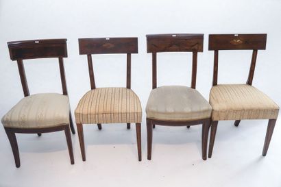 null Deux paires de chaises anglaises à dos en bandeau, début XXe, bois de placage...