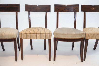 null Deux paires de chaises anglaises à dos en bandeau, début XXe, bois de placage...