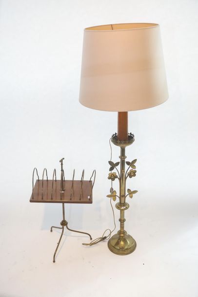 null Pique-cierge monté en lampadaire, début XXe, laiton, h. 148 cm / 87,5 cm (pique-cierge)...