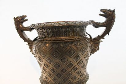 ECOLE FRANCAISE Important vase néoclassique en cratère, anses à tête et patte de...