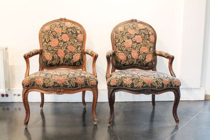 null Paire de fauteuils à la reine Louis XV, XVIIIe - XIXe, bois ciré mouluré et...