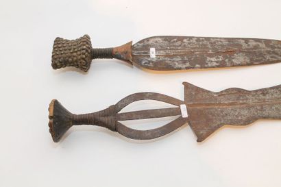 ART TRIBAL Deux couteaux cérémoniels Ngombe (Congo), XXe, fer forgé, manches en bois...