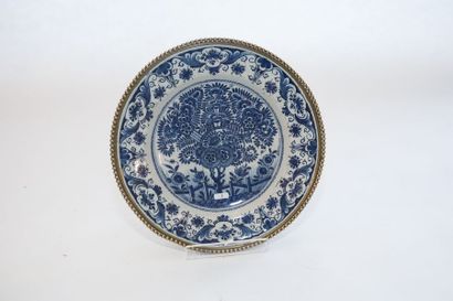 DELFT Plat creux, décor à l'arbre à thé en camaïeu bleu, XVIIIe, faïence stannifère...
