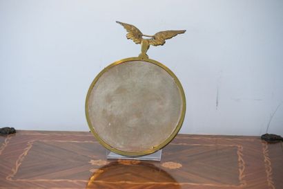 null Miroir dit de sorcière sommé d'un aigle aux ailes déployées, XXe, bronze doré,...