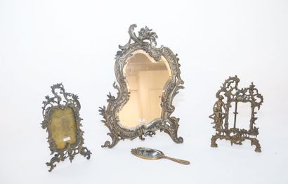null Ensemble de style Rocaille, fin XIXe, bronze, trois pièces (un miroir de table,...