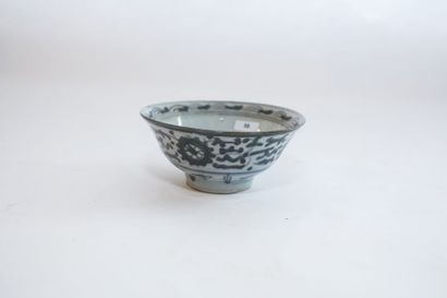 CHINE Bol à décor bleu et blanc, fin dynastie Ming / XVIIe, porcelaine, marque [nœud...