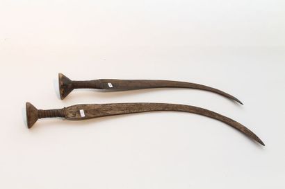 ART TRIBAL Deux couteaux courbes, XXe, fer forgé, manches en bois, l. 53 cm et 58...