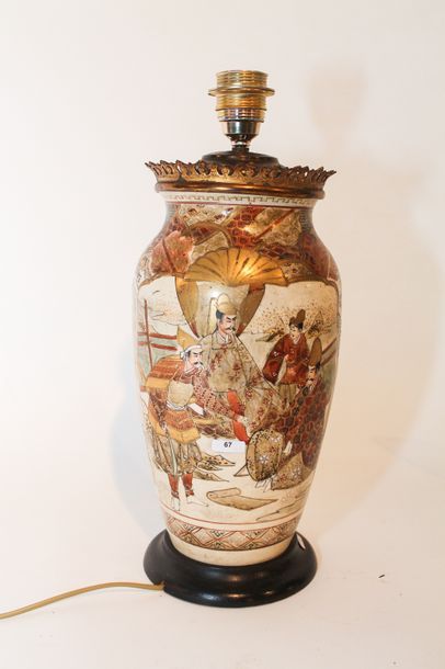 JAPON Vase monté en lampe, décor animé dans des réserves en émaux dits de Satsuma,...