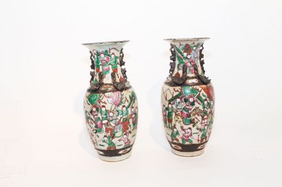 CHINE - Nankin Paire de vases à décor de guerriers en émaux polychromes dits de la...