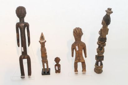ART TRIBAL Ensemble de cinq statuettes, XXe, bois sculpté, h. 10-42 cm.