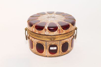 MURANO Importante boîte circulaire, circa 1860, verre taillé doublé de cabochons...