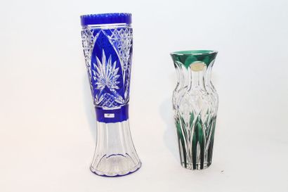 VAL-SAINT-LAMBERT Deux vases, XXe, cristal taillé doublé saphir et émeraude, le second...