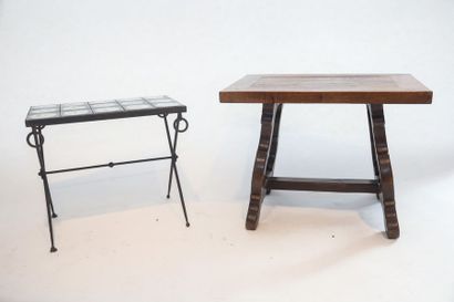 null Deux tables basses rectangulaires, XXe, chêne ciré et métal patiné à plateau...