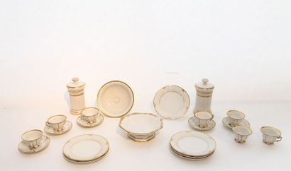 null Varia de porcelaines européennes rehaussées d'or, vingt-deux pièces [usures...