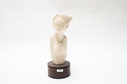 null "Buste de jeune femme", XXe, ivoire sculpté sur socle de bois exotique, signé...