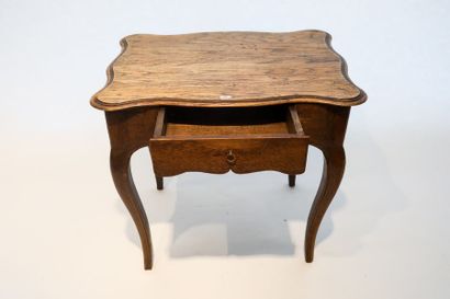 null Petite table Louis XV ouvrant par un petit tiroir en ceinture, travail provincial...