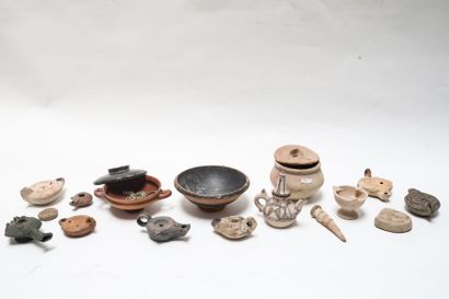 ARCHEOLOGIE Lot d'objets principalement en céramique, dix-neuf pièces (lampes à huile,...