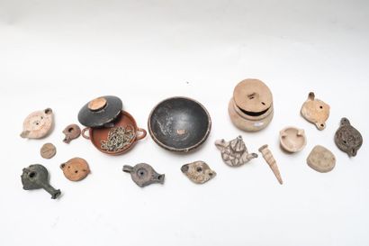 ARCHEOLOGIE Lot d'objets principalement en céramique, dix-neuf pièces (lampes à huile,...